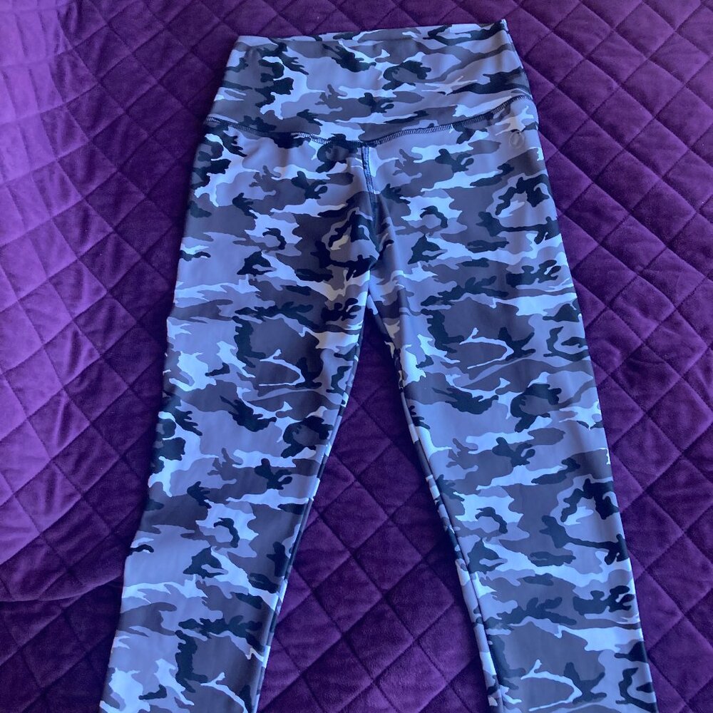 ABS2B high waist camo print scrunch butt capri leggings size medium